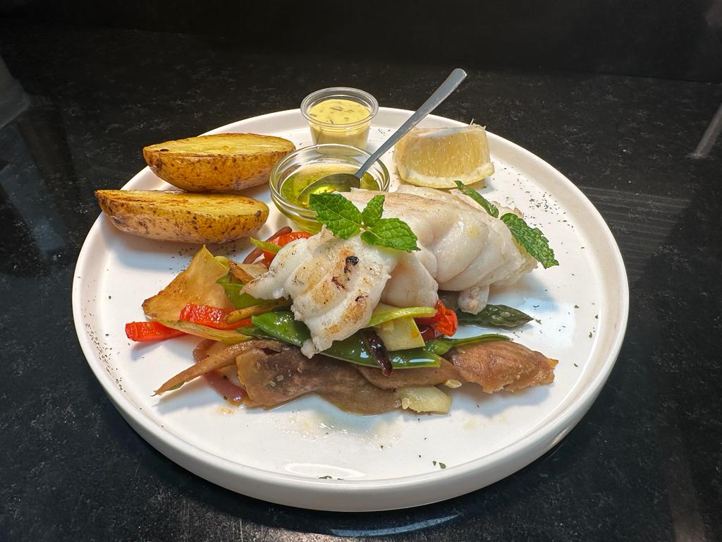 Sauce aux herbes, haricots verts et asperges rôtis